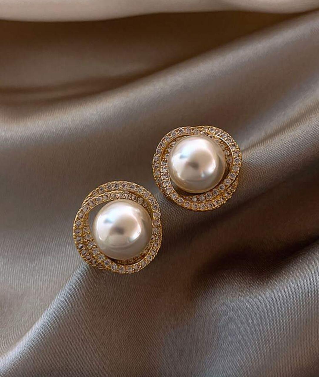 topshiny 1 Pair Minimalist Versatile Retro Hollow Metal Rhinestone Pearl Stud Earrings For Women, Suitable For Daily Wear